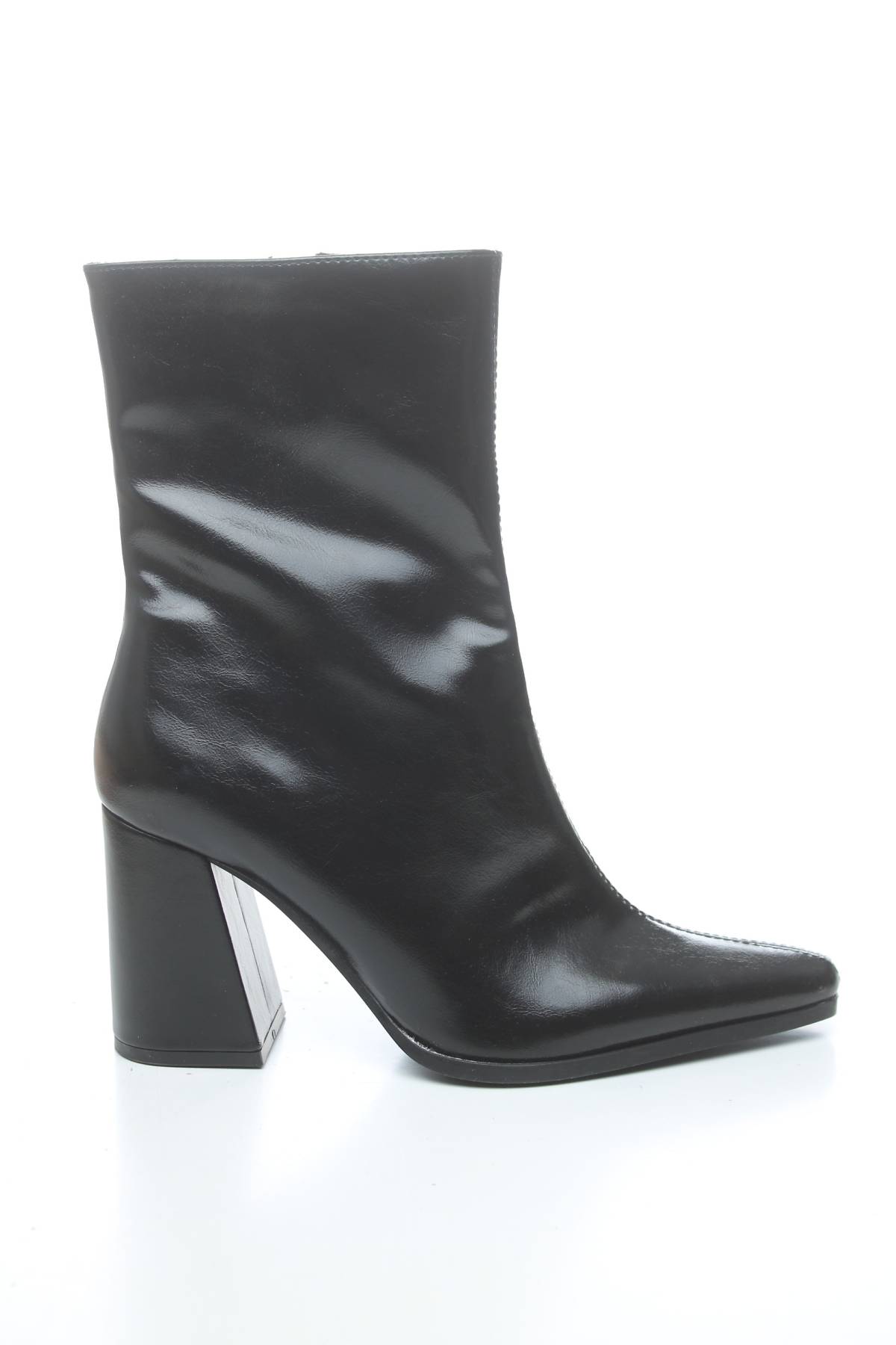 Γυναικεία μποτάκια Bershka1