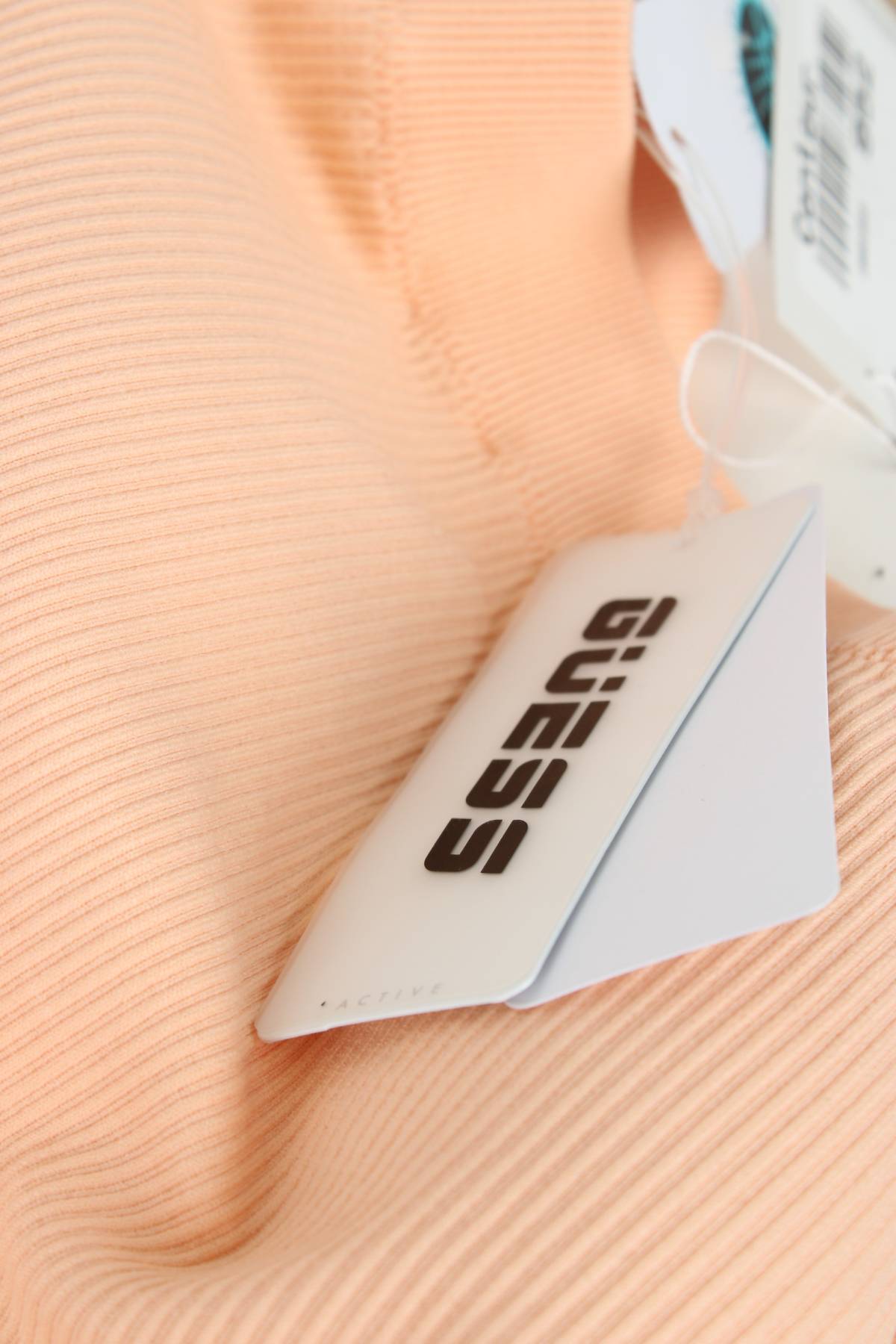 Спортен сутиен Guess3