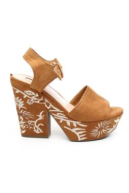 Σανδάλια Guess1