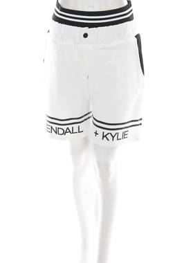 Γυναικείο αθλητικό σορτς Kendall + Kylie1