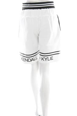 Γυναικείο αθλητικό σορτς Kendall + Kylie2