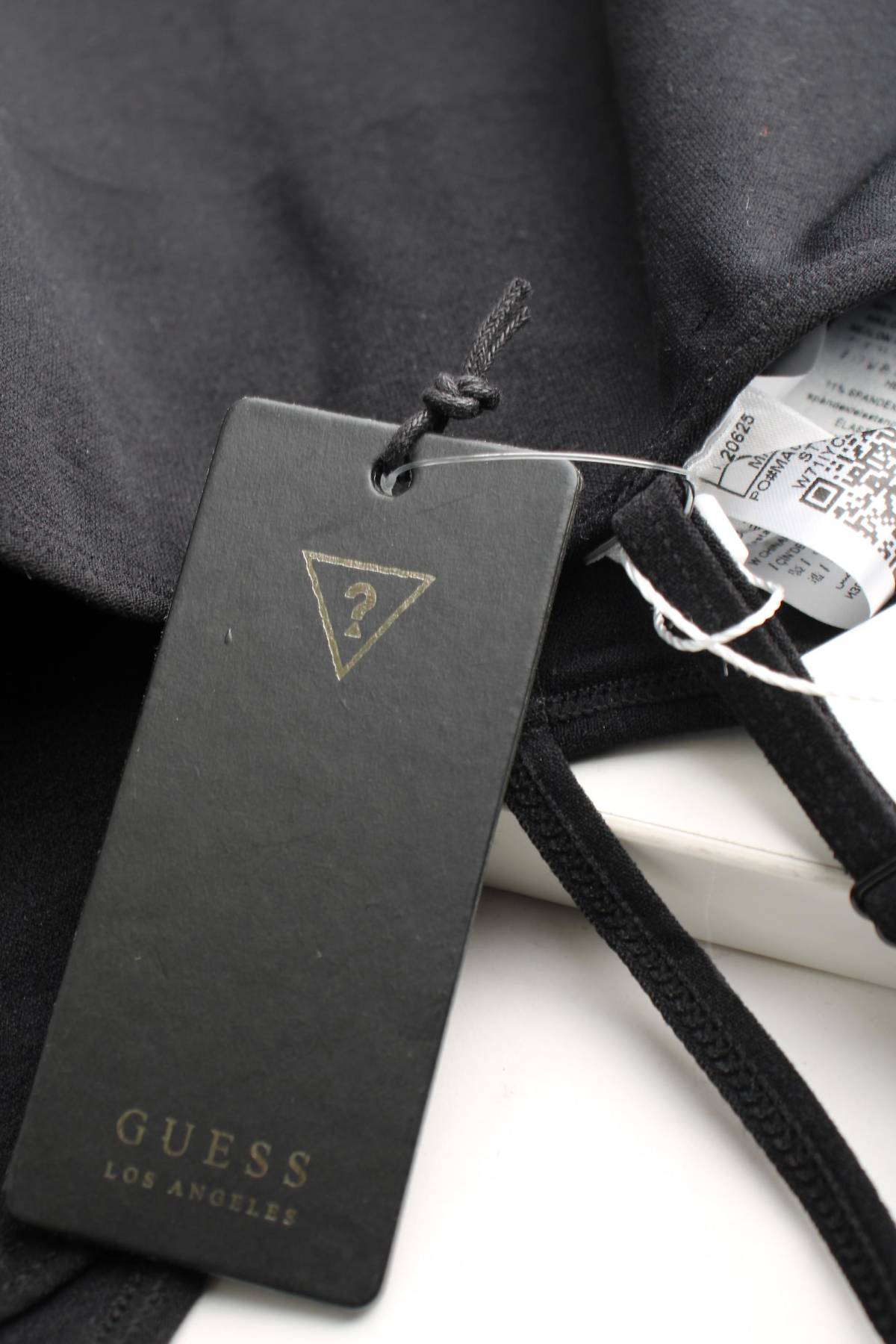 Γυναικείο αμάνικο Guess3 - Contourshop.gr Γυναικείο αμάνικο Guess3