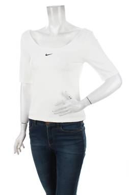 Дамска спортна тениска Nike1