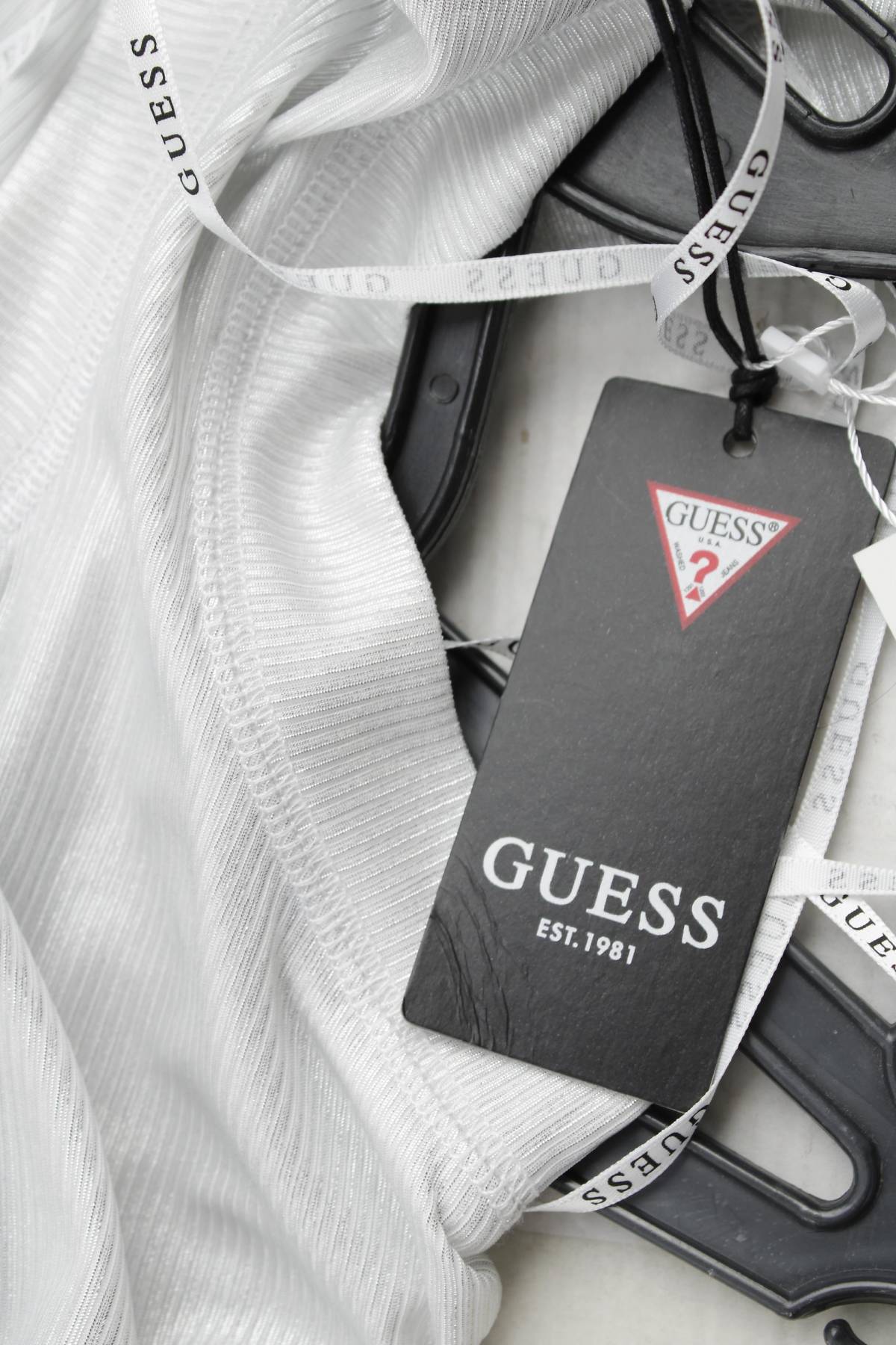 Γυναικείο αμάνικο Guess3