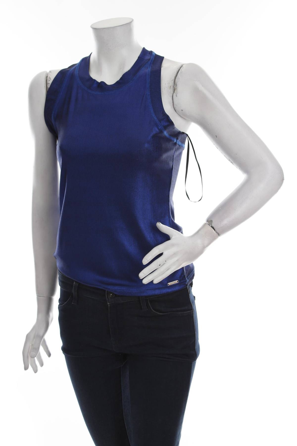 Γυναικείο αμάνικο Guess1