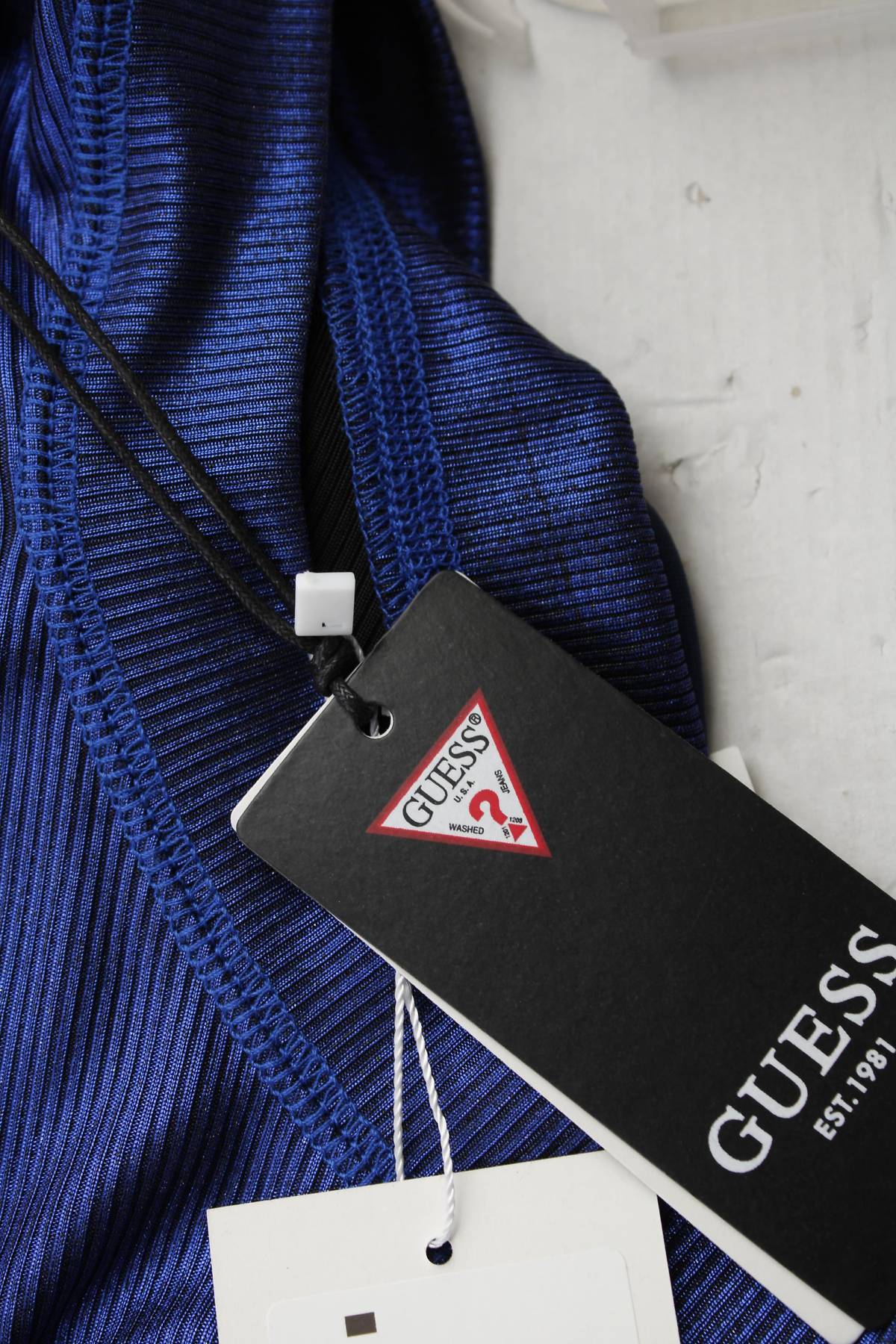 Γυναικείο αμάνικο Guess3