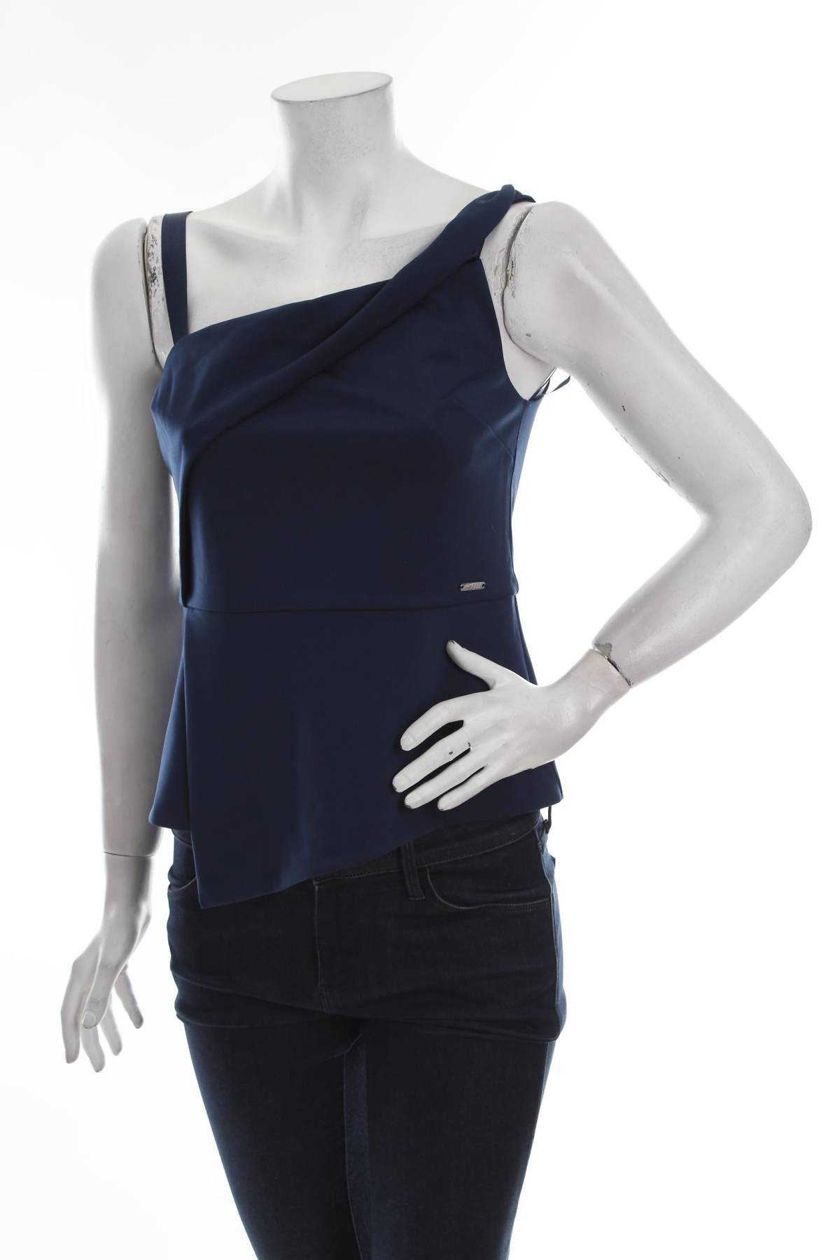 Γυναικείο αμάνικο Guess1