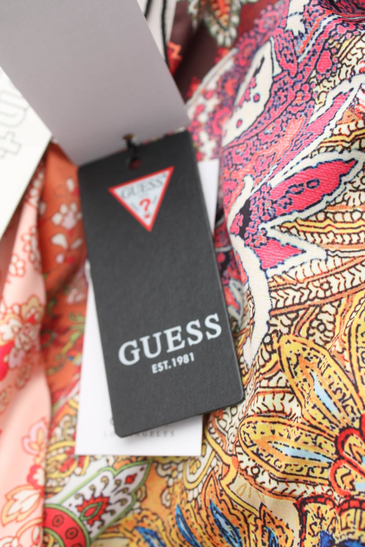 Дамско палто Guess4