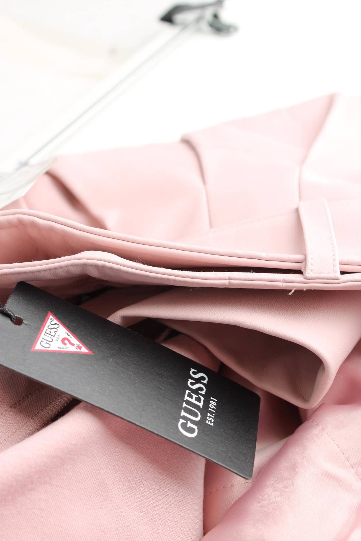 Γυναικείο δερμάτινο σορτσάκι Guess3 - Contourshop.gr Γυναικείο δερμάτινο σορτσάκι Guess3