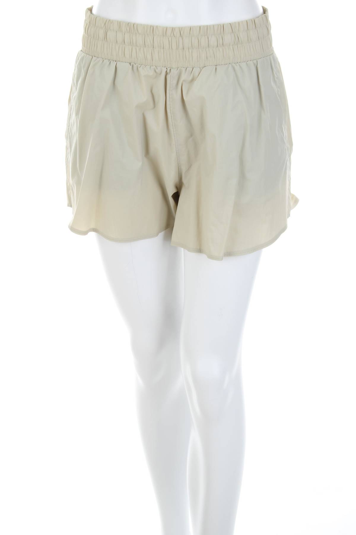 Дамски къс спортен панталон Under Armour1