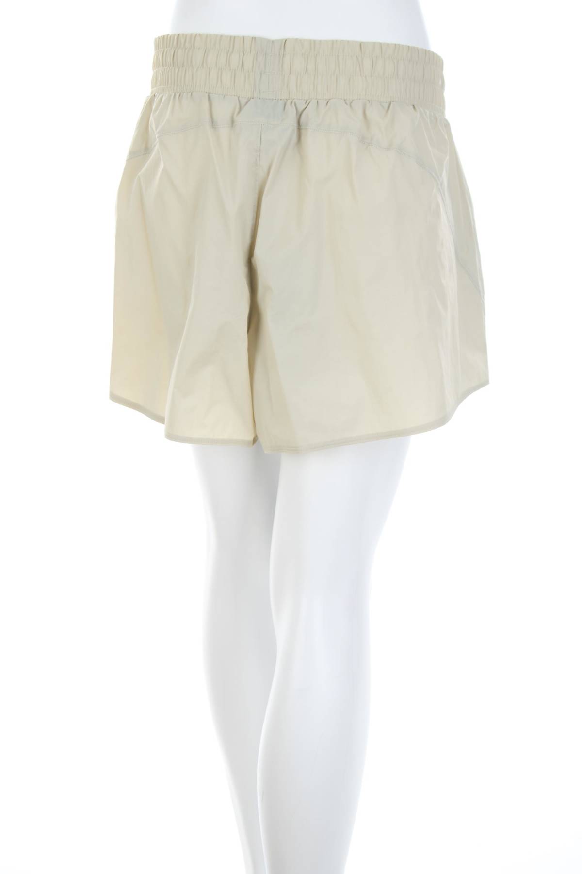 Дамски къс спортен панталон Under Armour2