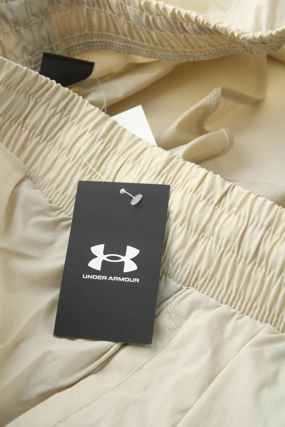 Дамски къс спортен панталон Under Armour3