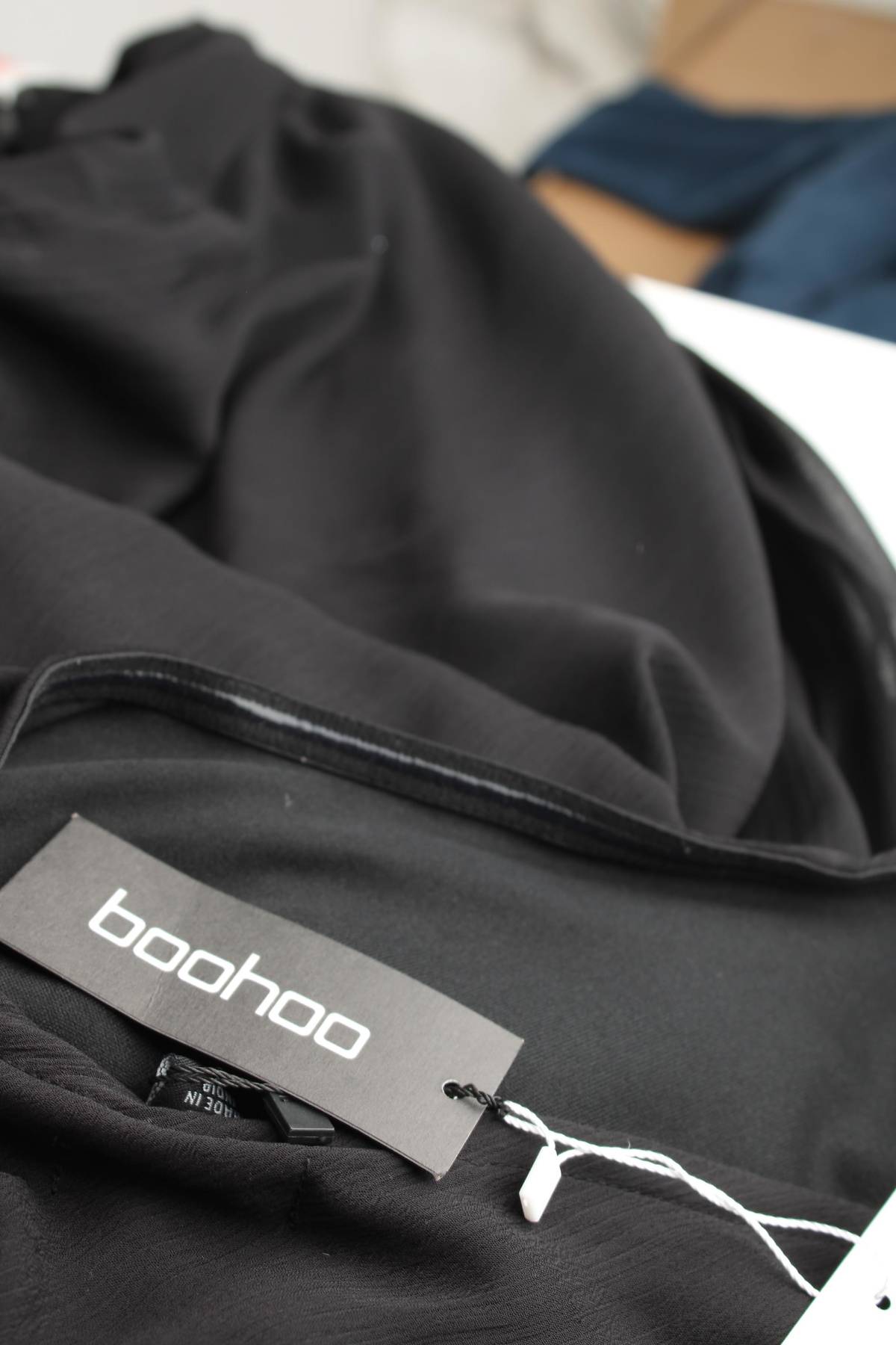 Рокля Boohoo3