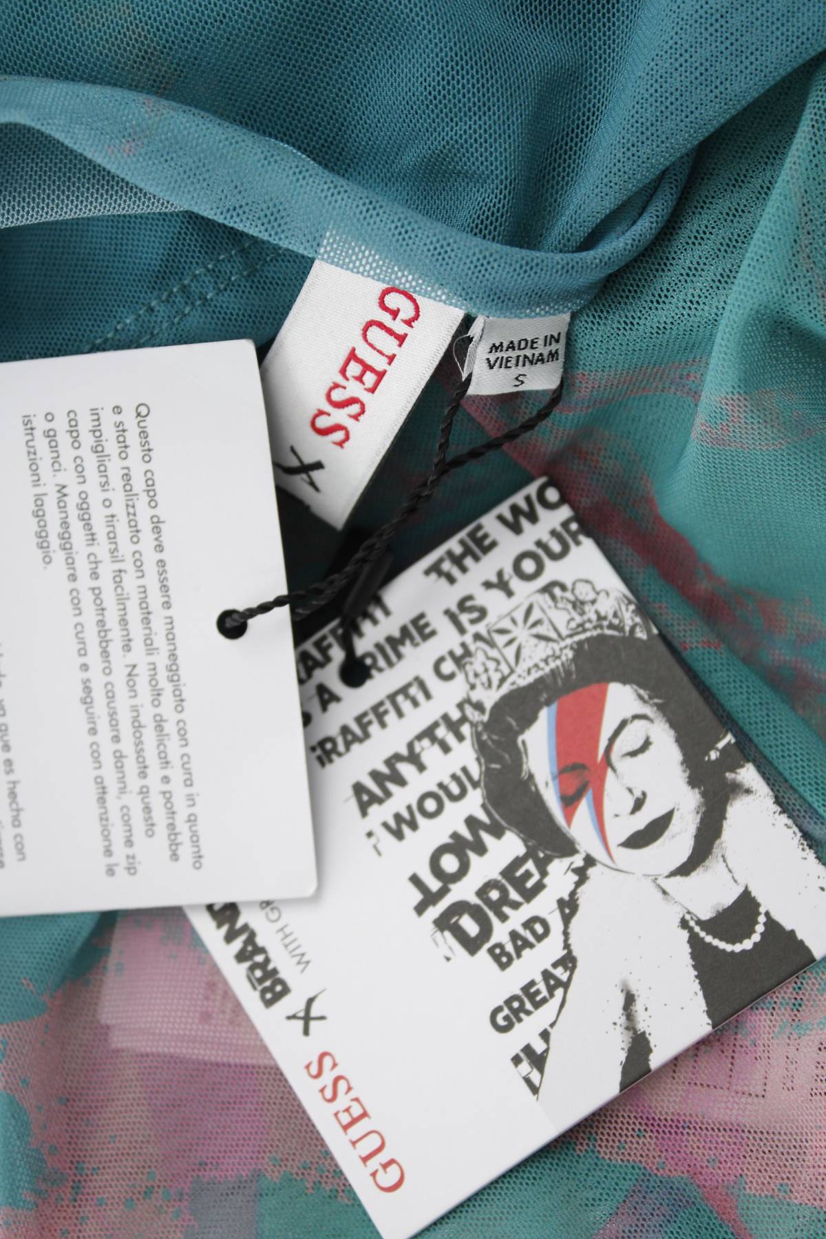 Дамска блуза Guess x Brandalised3 - Contour.bg Дамска блуза Guess x Brandalised3