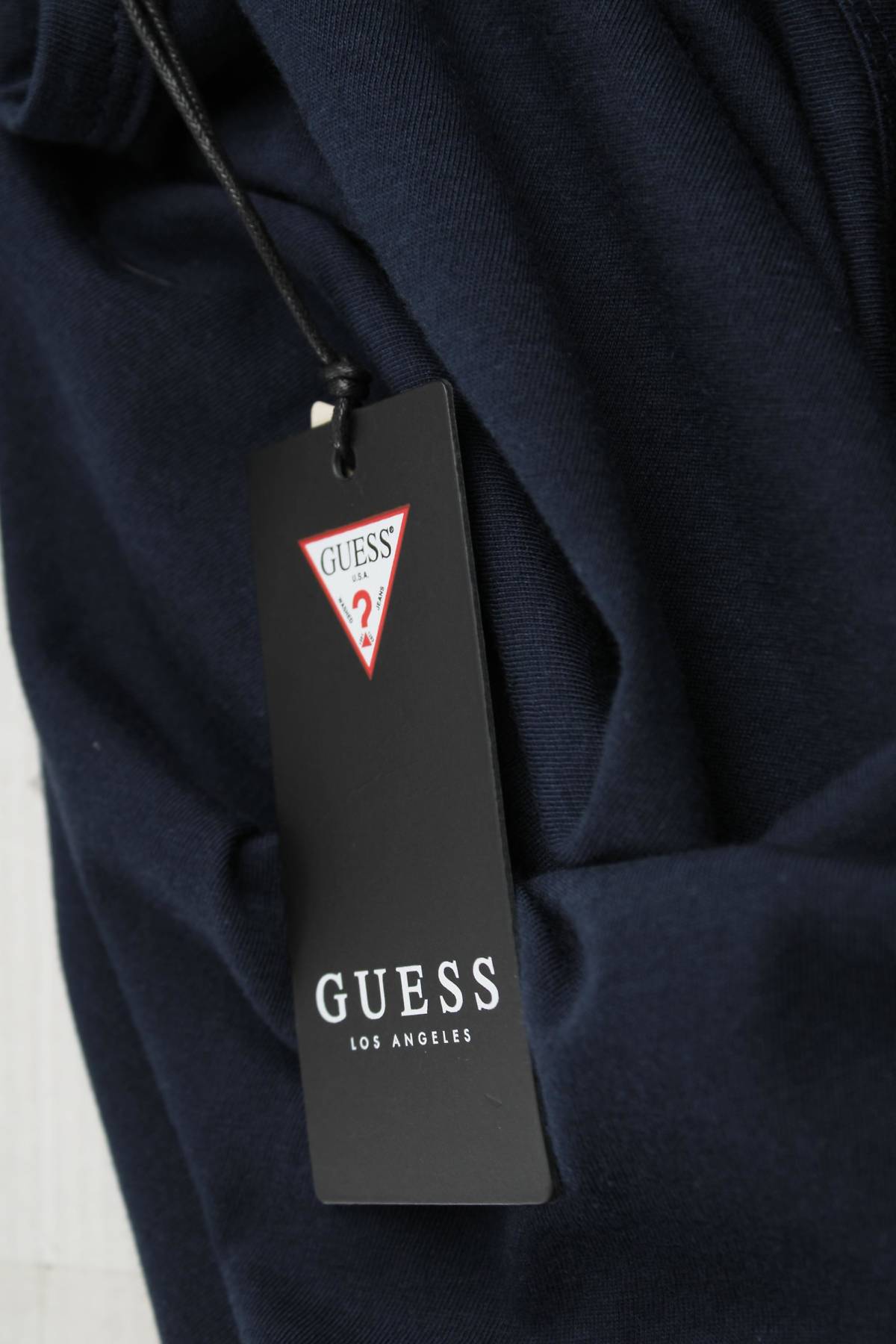 Γυναικείο αμάνικο Guess3