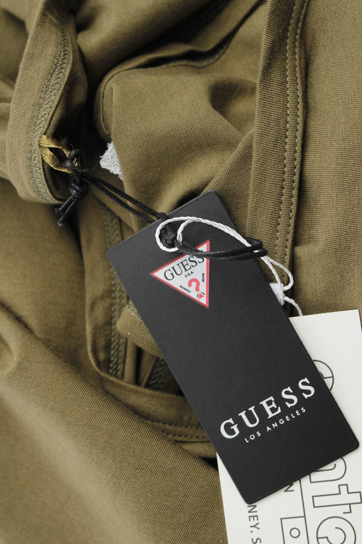 Γυναικείο αμάνικο Guess3