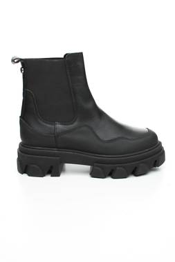 Γυναικεία μποτάκια Steve Madden1