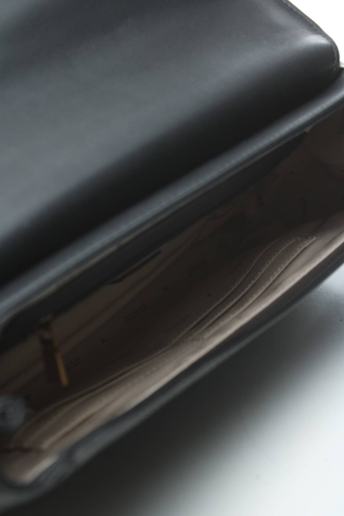 Дамска кожена чанта Guess3