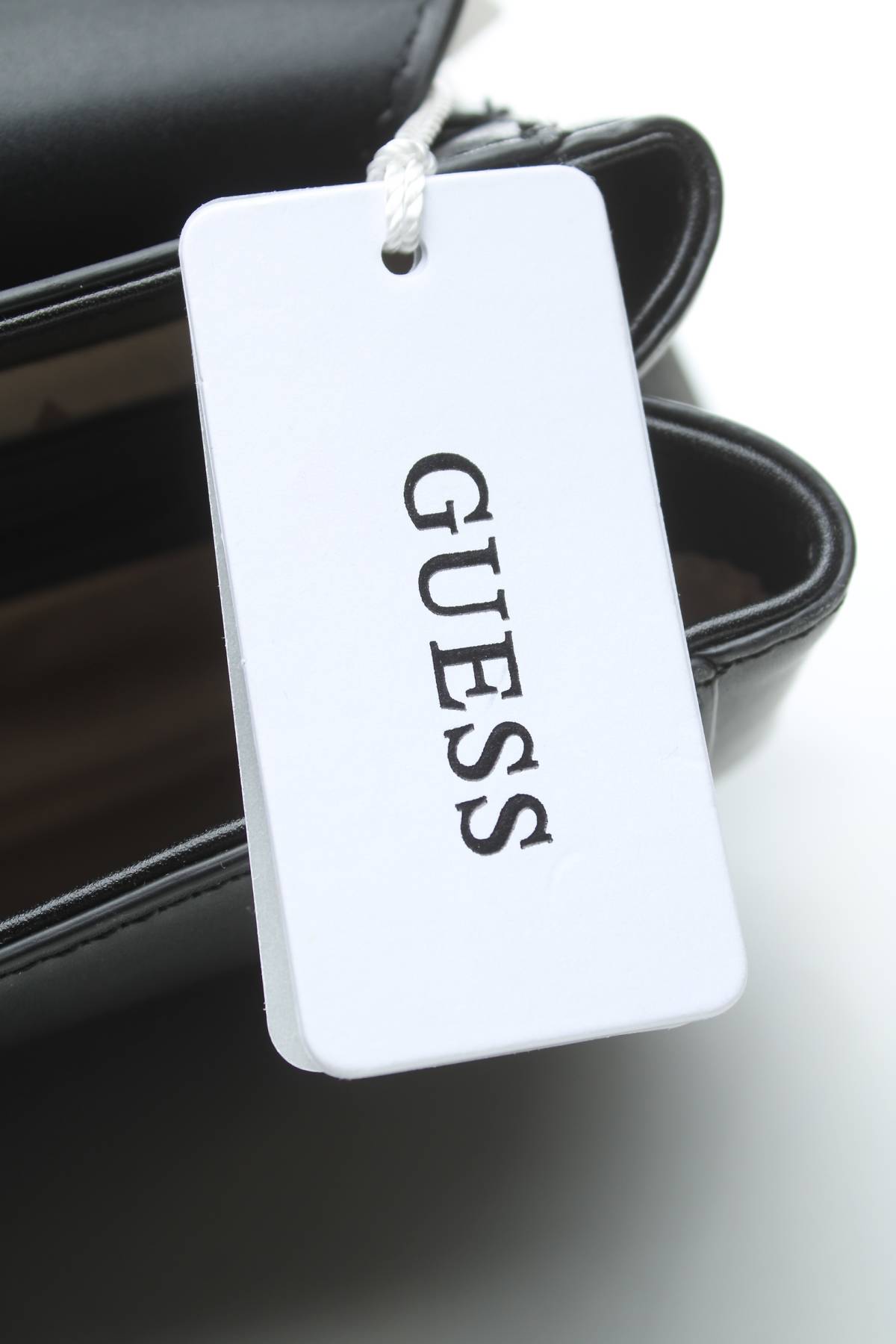 Дамска кожена чанта Guess4