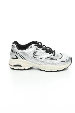 Αθλητικά παπούτσια Bershka1