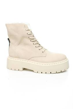 Γυναικεία μποτάκια Steve Madden1