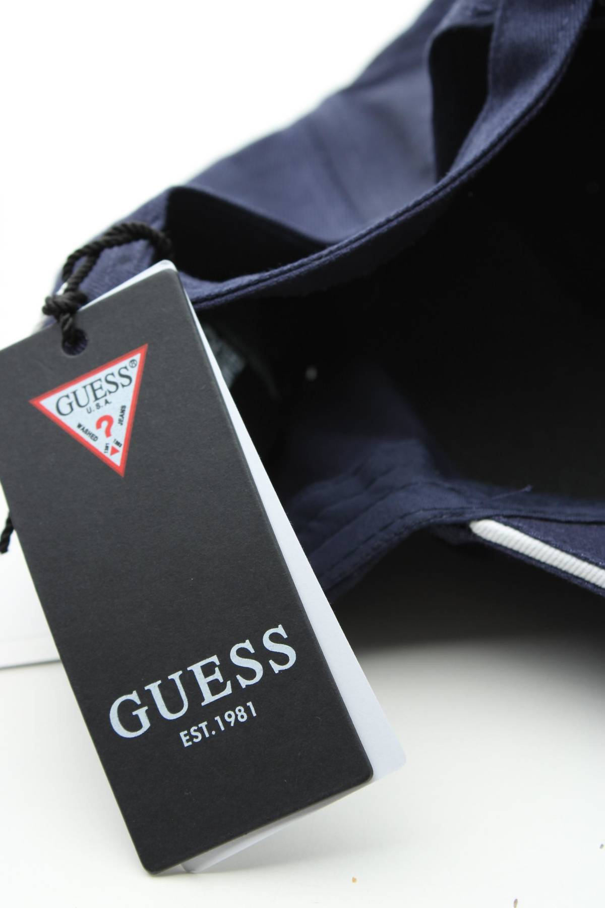 Шапка Guess3