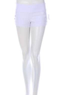 Дамски къс панталон Charlotte Russe1 - Contour.bg Дамски къс панталон Charlotte Russe1
