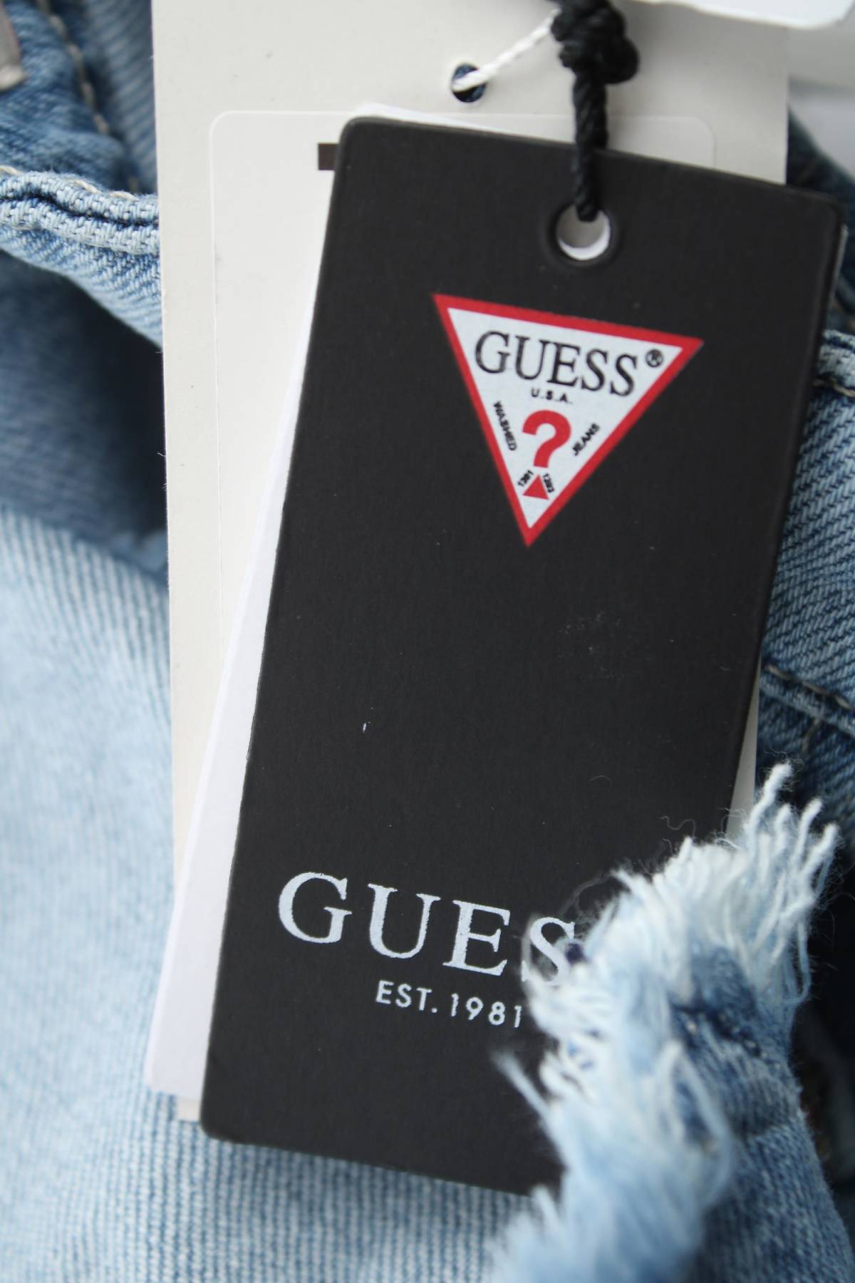 Дамски къс панталон Guess3 - Contour.bg Дамски къс панталон Guess3